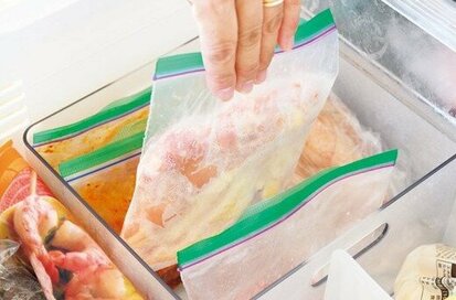 ごちゃつく冷凍庫は仕切りをつくってすっきり。無印良品とセリアのグッズが大活躍