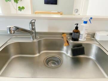 キッチンのスポンジは「浮かせて収納」。シンクも汚れずすっきり