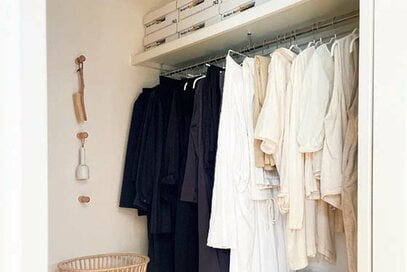 明日着る服がすぐ決まる「クローゼット収納」2例。たたまずハンガーで時短に