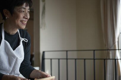 50代料理家が「コンパクト」にしたもの。バッグの中身やメイクは必要最小限で十分だった