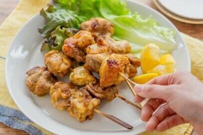 漬け込んで焼くだけ「スパイシーチキン」。こんがりジューシーでバーベキューにもぴったり