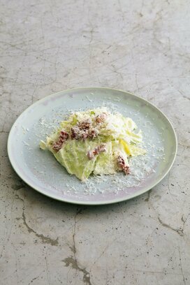 春キャベツ、新タマネギは生で。簡単なフレンチ風サラダレシピ2つ