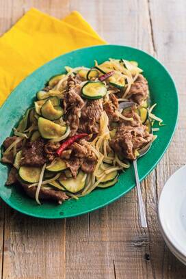 牛肉と塩もみズッキーニのモヤシ炒め。スタミナ満点糖質オフおかず