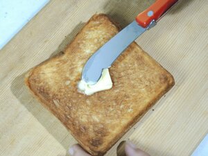 トーストにバターを塗る