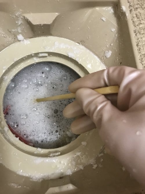 排水口に割りばし