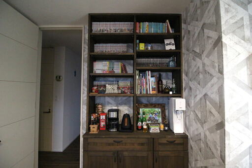 散らかりやすい雑多な小物の定位置にもなっている本棚