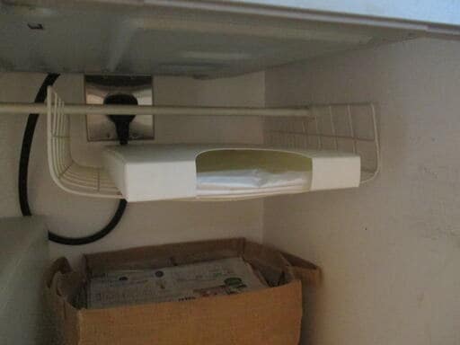 100均のワイヤーネットを曲げて、突っ張り棒に通せば収納ラックにも