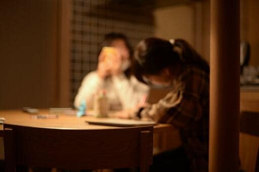 ダイニングテーブルで作業する姉妹