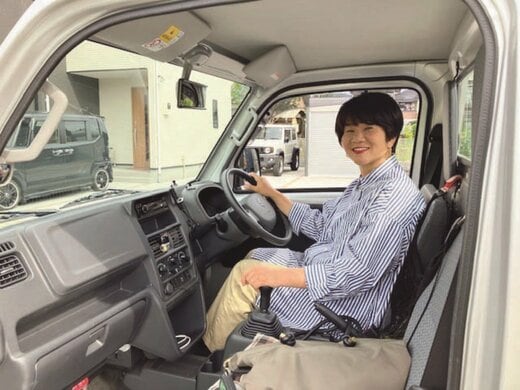 車を運転する山野さん