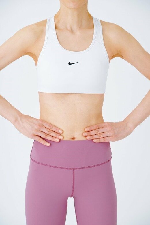 両サイドの脇腹を両手ではさむ