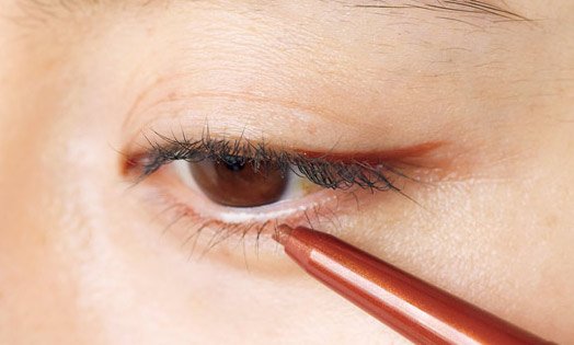 アイライナーでまつげの隙間を埋める