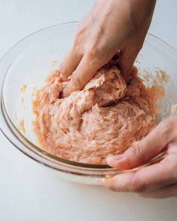 肉ダネを混ぜる様子