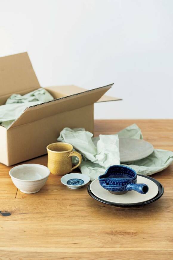 段ボールと食器