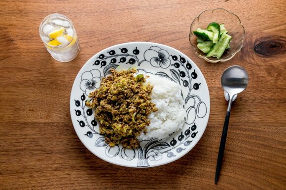 白地に黒の絵皿