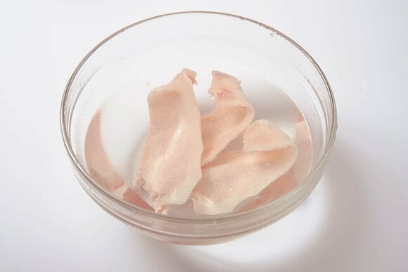 豚肉の温度を落ち着かせたら引き上げる