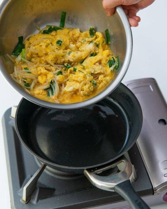 フライパンはキレイに洗ってから再び油を熱する