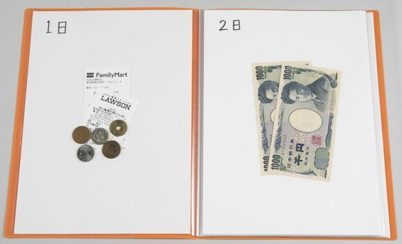 残ったお金とレシートをファイルに戻す