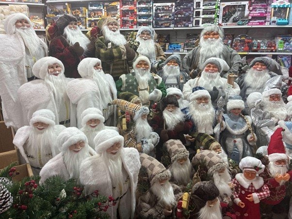 白いサンタクロースの人形