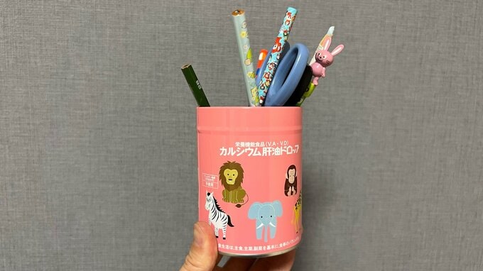 あき缶をペン立て代わりに