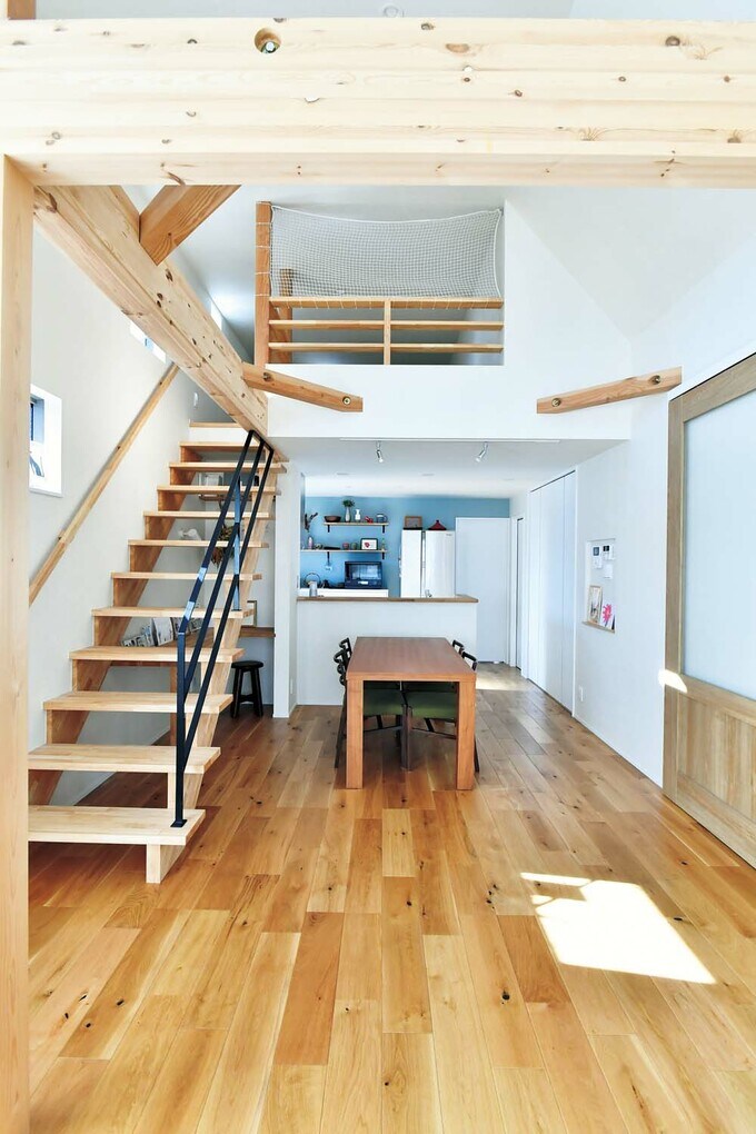 吹き抜けや階段でロフトをつなげ、一体化させたLDK