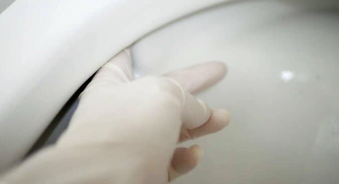 トイレのふちに指