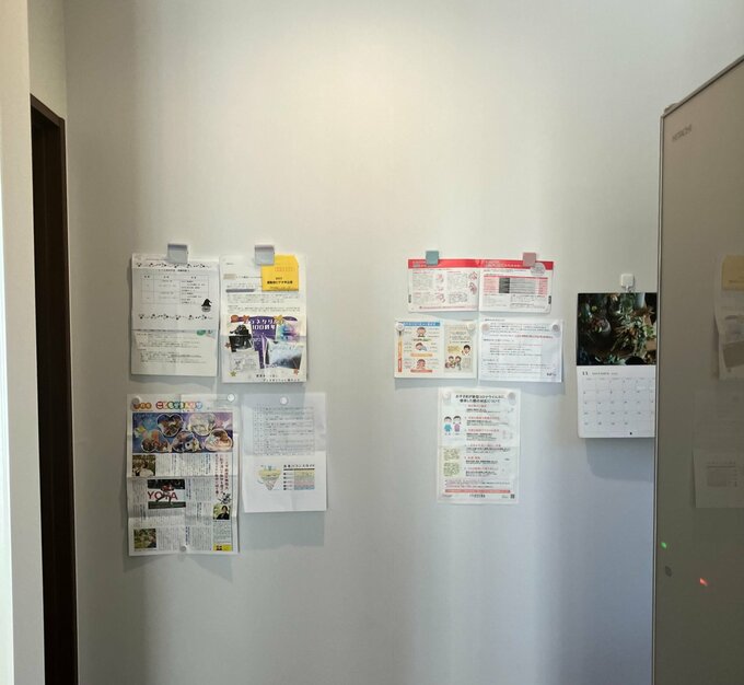 プリントをたくさん貼っても余裕のある壁面