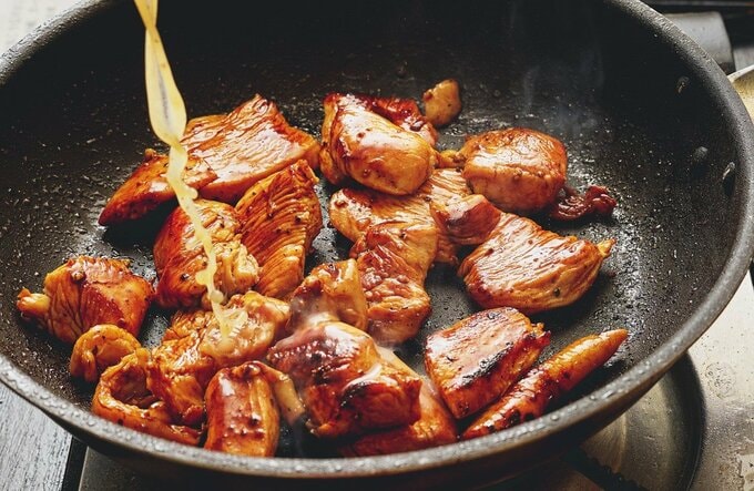 漬けダレをからめながら炒める