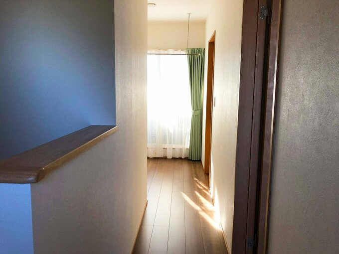 ホスクリーンと明るい2階