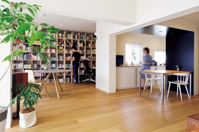 壁一面に本棚を設けたLDK