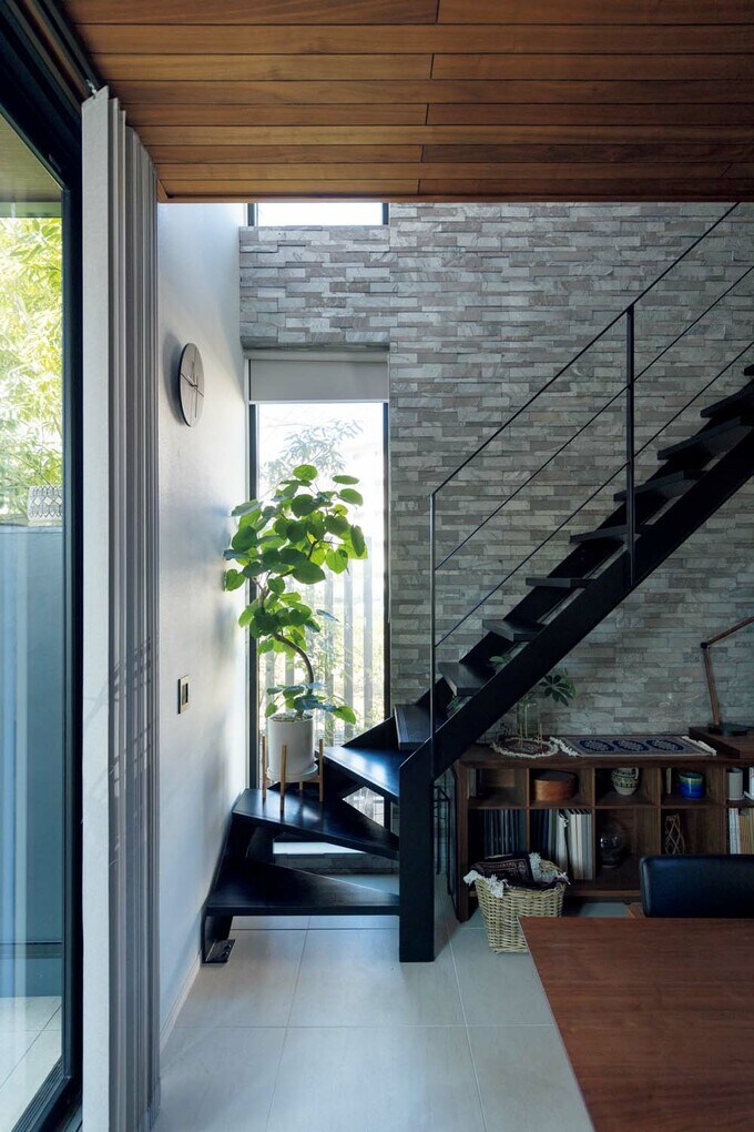 2階まで吹き抜けた階段