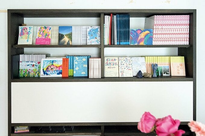 大宮さんの著書がずらりと並べられた本棚も中原さん作
