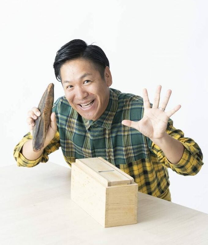 カツオ節を持った男性