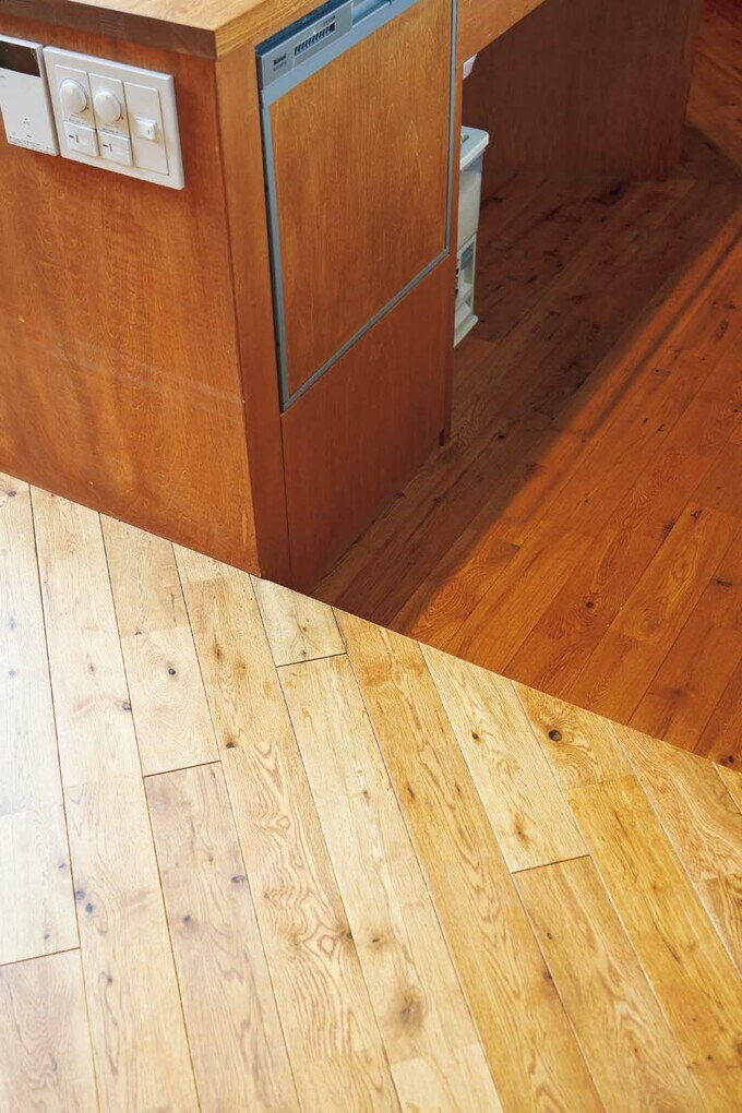 キッチンとダイニングはオークフローリングで統一