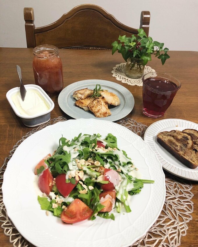 サラダとむね肉とシュトーレン