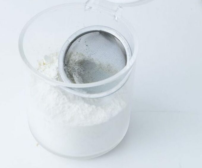 小麦粉と片栗粉のケースには茶こしを入れておく