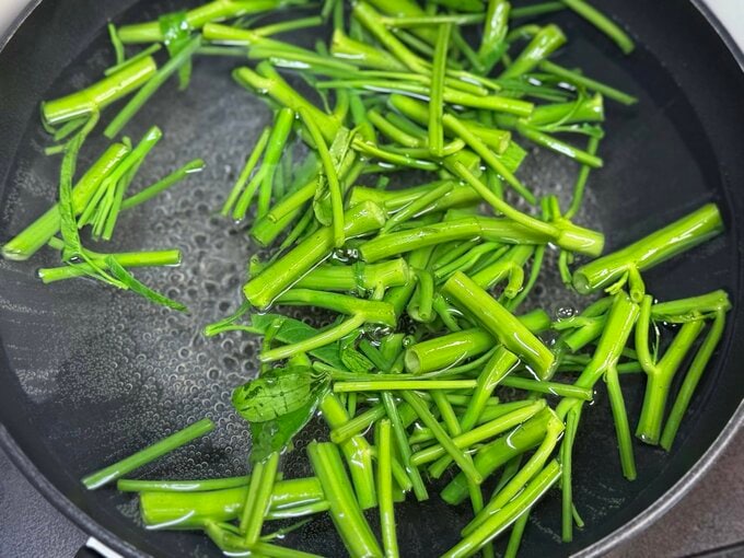 空心菜をゆでる