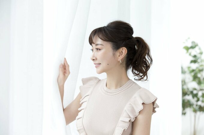 カーテンと女性