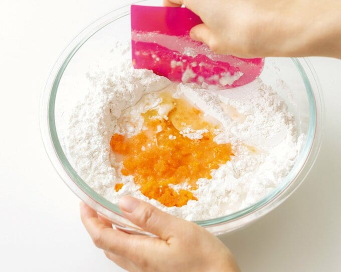 ニンジンパンの材料を混ぜる様子