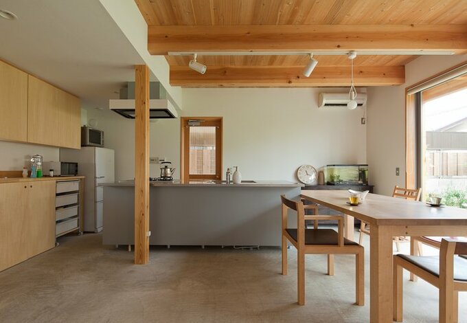 土間に置かれたシステムキッチン