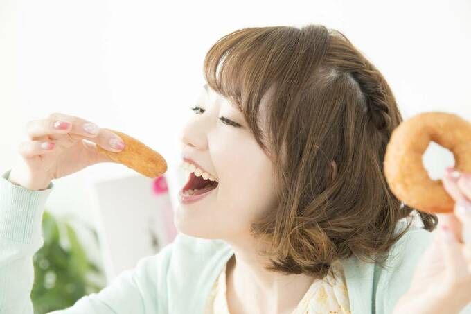 お菓子を食べる女性