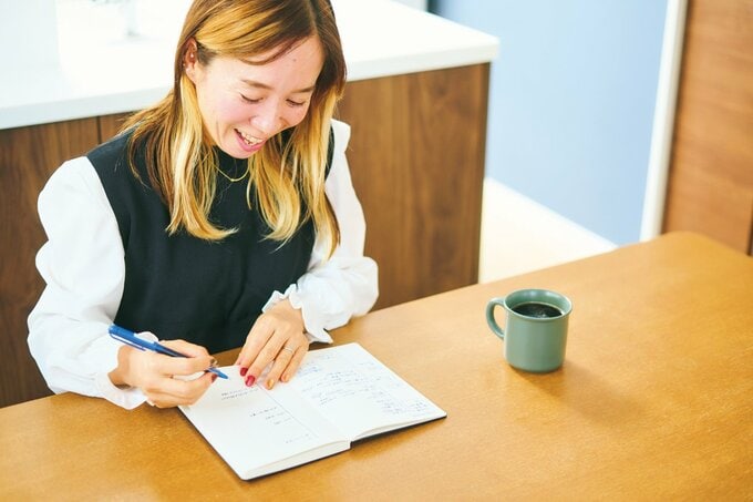 女性がノートを書いている様子