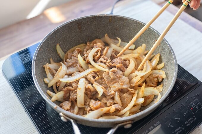 水分が飛び、豚肉の色が変わってきたら、玉ねぎを加えて炒め合わせる。