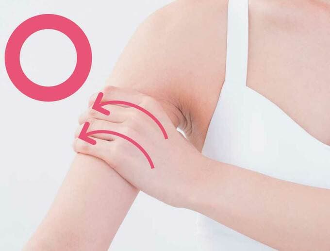 皮膚をねじる様子