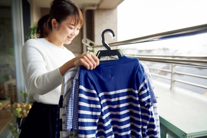 洗濯物を取り込む女性