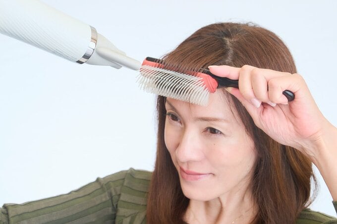 前髪をブローする女性