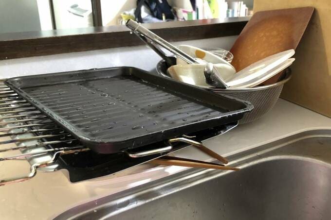 洗った食器をそのまま置いて重ねている様子