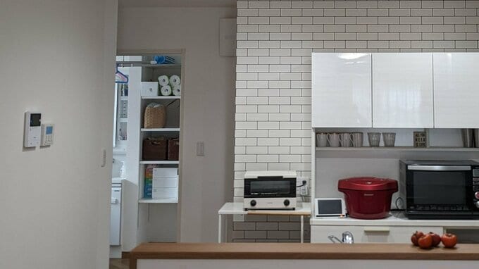 キッチンから見た洗面脱衣洗濯室