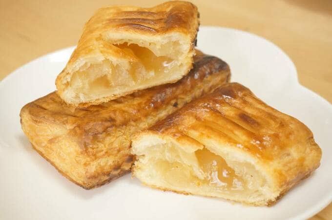 お皿にアップルパイ