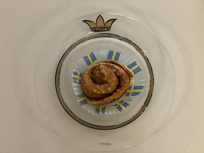 ガラス皿にシナモンロール