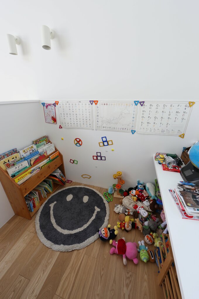 リビングの一角の壁にはマグネット対応の仕上げに